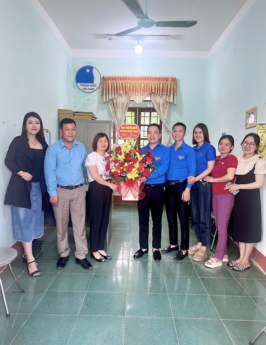 Cán bộ công chức UBND phường tặng hoa chúc mừng BCH Đoàn TN